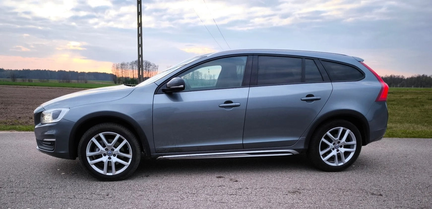Volvo V60 cena 59900 przebieg: 178160, rok produkcji 2016 z Suraż małe 37